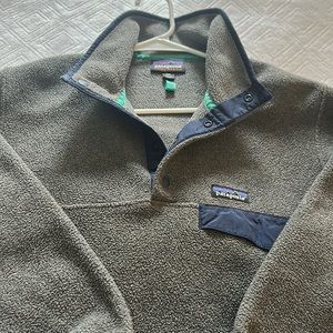 Mens PATAGONIA SYNCHILLA fleece pullover—XXS gray & navy blue